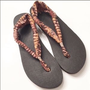 SANUK Tiger King 🐅🐯 tie dye sandals 10 EUC